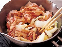 材料を炒めずに水から煮て作ることで、豚肉のうまみがじゃがいもや玉ねぎなどの野菜にしみこむ。