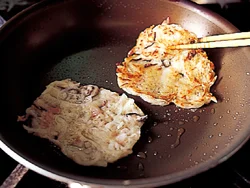 ごまは生地に混ぜるのではなく、表面にふって焼くことで、よりこうばしく仕上がる。