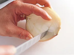 玉ねぎに切り目を入れると、火が通りやすく、また食べやすい。