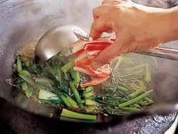 かに風味かまぼこは、存在感が出るように大きめにほぐし、仕上げに加える。