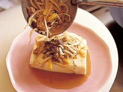電子レンジで加熱して水切りした豆腐は、１丁のまま皿に盛り、ボリューム感を出す。
