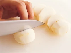里いもは半分くらいに切ったほうが早く煮えるが、繊維が縦に入っているので、繊維を断ち切ってしまうと、煮くずれてしまう。縦に切ることで早く煮えるうえに、煮くずれない。