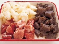 なるべく小さく切ることで、煮る時間が短くなる。大きさは揃えたほうが見栄えがよい。