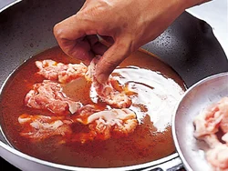 片栗粉入りの下味をつけた肉を、煮汁に加えて加熱すると肉はトロッとした食感になり、汁にもとろみがつく。