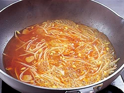 大豆もやしは煮汁でさっと煮てうまみや香りを汁に移し、そのあと、食感よく仕上がるように皿に取り出しておく。