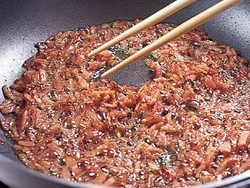 ベーコンをカリカリになるまで炒め、うまみを含んだ脂で、しょうが、かまぼこ、もやしを炒めていく。