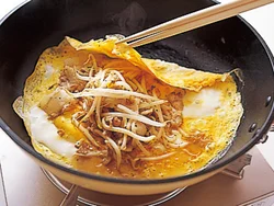 もやしは、卵で包んでいる間にも火が通るので、最初に炒めすぎないのが、食感よく仕上げるポイント
