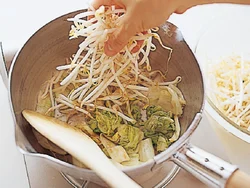白菜漬けのうまみを利用して作る。ごま油で、風味よく炒めたところに、もやしを加える。