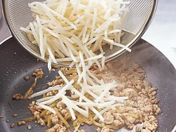 ザーサイのうまみと塩味を生かして炒めものにする。ひき肉とザーサイ、ねぎを炒めたところに、もやしを加えて。