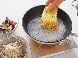 あさりのだしが出たスープを、麺ともやしに含ませながら、もやしがやわらかくなるまで煮る。つるんとした食感のワンタンの皮もポイント。