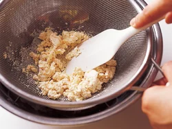 ざるで豆腐を裏ごしして、口当たりをなめらかにすれば、すり鉢がなくても、白和えが作れる。