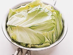 口径14cmくらいの小さな鍋を使うと、料理の仕上がりに高さが出て、見栄えがよくなる。最初に大きめのキャベツを使う事によって、鍋底と側面が隠れるように敷くと、皿に盛り付けたときにきれい。
