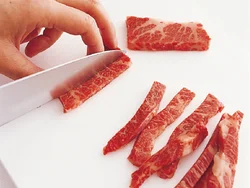 リーズナブルだけど、うまみや食べごたえがある牛焼き肉用肉。野菜と組み合わせた煮込み料理に使うと、薄切り肉よりグッとランクアップした一皿に。
