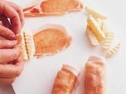 フライドポテトは凍ったまま、豚肉で巻いてOK。ボリュームがアップするだけでなく、ホワイトソースで煮たときの相性も抜群です。