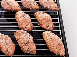 見た目のボリューム感がある手羽先は、魚焼きグリルで焼くだけでもパーティーメニューに。ハーブで下味をつけるとグンとおもてなし向き。