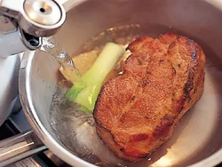 豚肉はあらかじめ全体をこんがりと焼いてからゆでると、うまみが逃げないのでおいしくゆでられる。ねぎとしょうがで臭みを消し、風味をつけて。