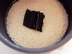 米ともち米はしっかりと水を吸わせてから、調味料を加えて混ぜ、昆布をのせる。あとは普通に炊くだけでOK。