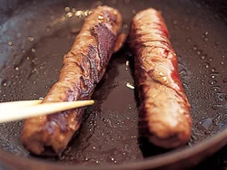 転がしながら、全体をこんがりと焼いて、肉のうまみを閉じ込め、たれがよくからむようにする。