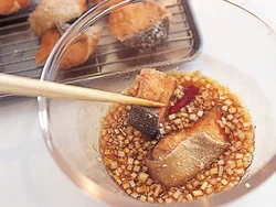 鮭が熱いうちにたれに入れてからめると、ころもによくしみて、味がからみやすい。