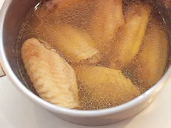 あらかじめスープで煮て、煮汁の中でさますと、肉がふっくらとする。中まで火が通っているので、失敗なく、高温でころもをカリッと揚げられる。