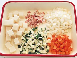 野菜に合わせてもちも角切りに。やわらかくなりすぎないよう、もちは野菜より一回り大きく切って。
