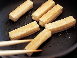 一面ずつ転がしながら、全体がうっすらと色づくまで焼くと、外側はこうばしく、中はやわらかくなる。