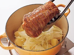 しっかり焼き色がつくまで焼いた豚肉を戻し入れて蒸し焼きにする。