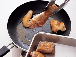とり肉は焼き色がついたら取り出し、とり肉から出た脂でじゃがいもを炒め、うまみをじゃがいもにからめる。
