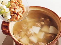 先に肉を煮てから、うまみの出たスープで野菜を煮る。