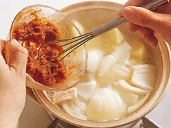 辛みその材料はあらかじめ混ぜ合わせておき、最後の風味づけに加える。