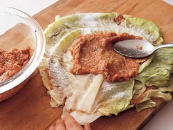 ひき肉だねとキャベツを重ねてうまみを閉じ込めて。キャベツがはがれないように、片栗粉を全体にふるのがポイント。