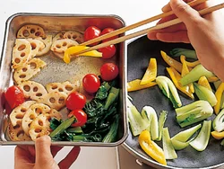 同じかたさの野菜を同時に焼いては、マリネ液に漬ける。