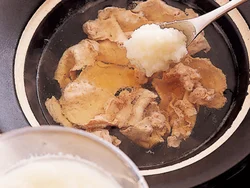 豚肉と大根おろしは抜群の相性！豚肉のコクと大根おろしのさっぱり感がマッチして、あとを引くおいしさに。豚肉のアクを除いてから大根おろしを加えるのがポイント。