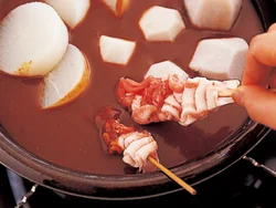 大豆を発酵させて造られる赤だしみそは、煮込むほど、風味が増し、おいしくなるのが特徴。味をととのえるために米みそを合わせて使い、酒、みりん、水でよく溶きのばしたら、鍋に下ごしらえをした具とともに入れ、煮込む。