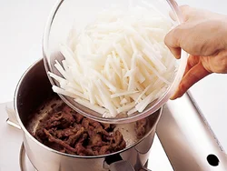 牛肉の色が変わってきたら、大根を加える。火を通すとかさが減るのでたっぷり入れて。
