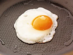 割り入れてからは、なるべく弱い火にして、気長に焼く。そうすると、卵黄の部分が半熟で、卵白の部分が固まる目玉焼きになる。