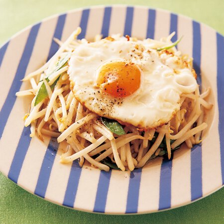 もやしのナンプラー炒め揚げ卵のせ By平野由希子さんの料理レシピ プロのレシピならレタスクラブ