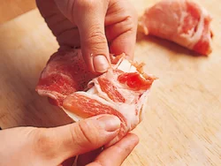 くし形に切った玉ねぎに、豚肉を巻きつけて、ヘルシーなカツに。揚げて火を通すことで、玉ねぎの甘みが出る。