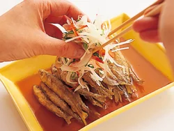 漬けだれには揚げたわかさぎだけを漬け、野菜は混ぜ合わせたものを仕上げにのせる。彩りがきれいで、シャキシャキッと歯ごたえもよい。万能ねぎの斜め切りも、見栄えアップにおすすめの切り方。