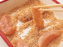 から揚げや竜田揚げと違う、こんな変わりごろもの揚げものもおすすめ。軽くとり肉に押しつけると、ごまがきれいにつく。ごまによってコクが増し、こうばしい香りが食欲をそそる。