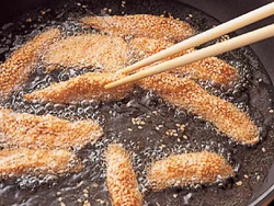 揚げるときはフライパンでＯＫ。油は1cm深さで充分。箸で転がしながら揚げ、表面がかたくなるのが揚げ上がりの目安。