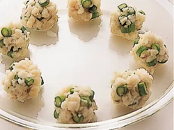 れんこんだんごは、ふんわりサックリした食感。加熱するときは耐熱皿の縁に沿って並べると加熱むらができにくい。