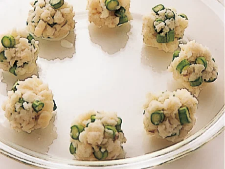 れんこんだんごは、ふんわりサックリした食感。加熱するときは耐熱皿の縁に沿って並べると加熱むらができにくい。