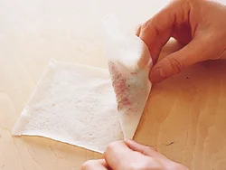 具を皮にのせたら、三角形に折ることを繰り返しながら巻く。具が皮からはみ出てしまわないようにきつく巻く。