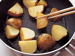 新じゃがいもはやわらかく、淡泊なので、揚げ焼きにして。油を吸って、コクのある煮ものに仕上がります。
