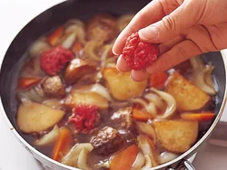 ひき肉を軽くにぎって入れるだけで、肉を炒めたりする必要なし。だんご状になるので、ひき肉なのに、食べごたえのある肉じゃがに。