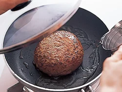 水を加えて蒸し焼きにすれば、中までしっかり火が通る。