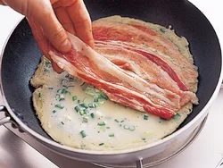豚バラ薄切り肉を並べることで、カリカリに焼き上がり、おいしい食感を楽しめて、見た目も迫力満点に。豚肉は縮むので長いまま並べて。