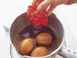 牛薄切り肉は火を通しすぎるとかたくなるので、最後に加えてさっと火を通す。時間があるときにゆで卵を煮ておけば、温め直して牛肉を入れるだけなので、時間短縮に。