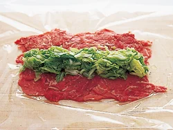春キャベツはやわらかいので、塩でもむと、すぐしんなりとする。水をしっかり絞って、牛肉のまん中にのせて巻く。